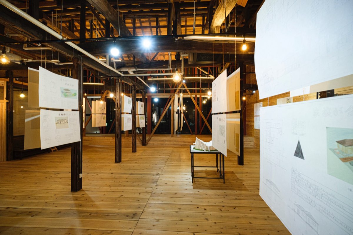 梁から作品を吊り下げた展示会でのLIGHTHOUSE利用例